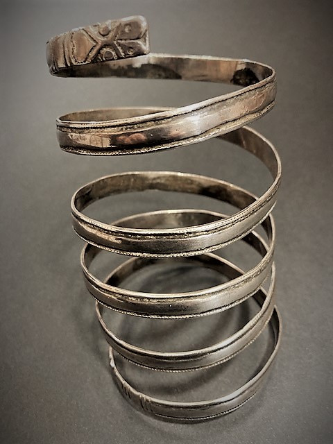 Bracciale a spirale in argento. Kutch, India