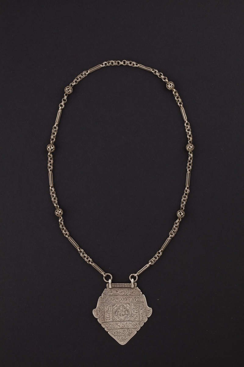 Collana in argento con pendente amuleto. Pakistan