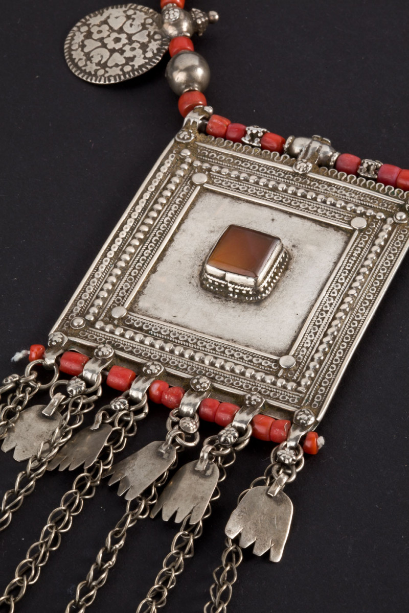 Collana in argento e corallo. Yemen