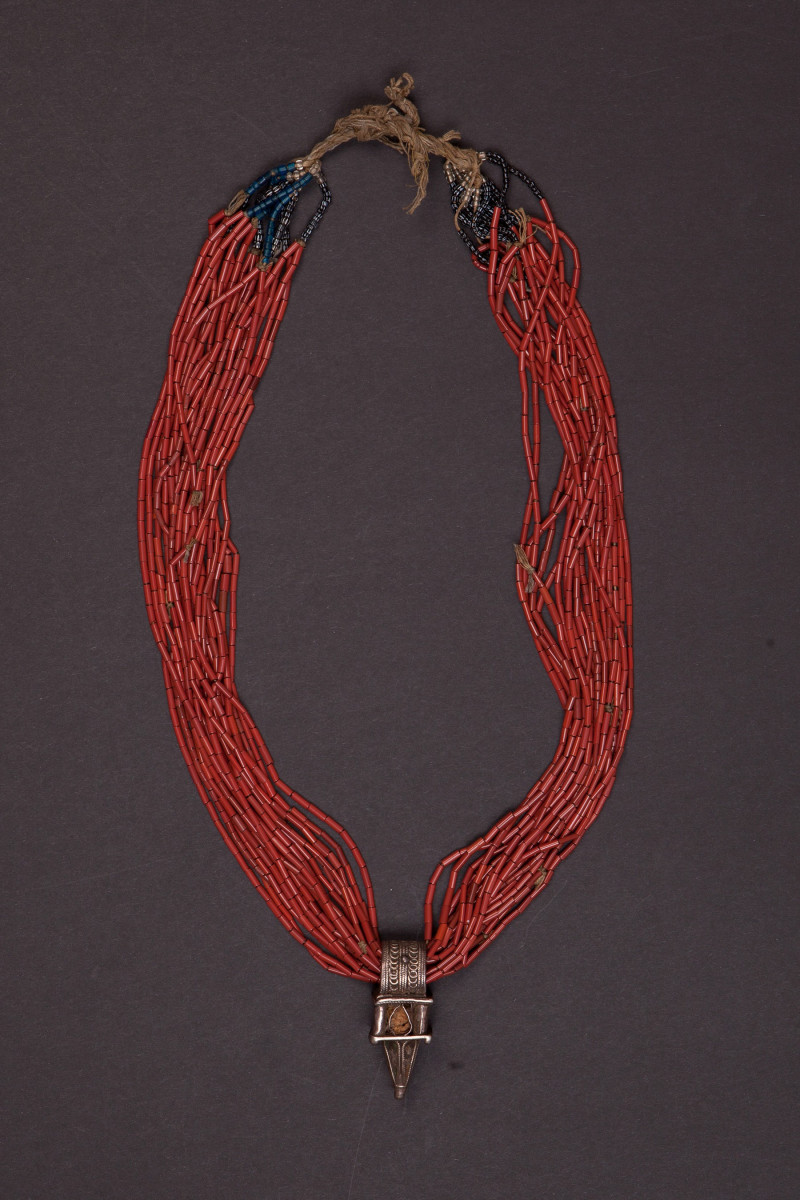 Collana in pasta di vetro rossa. Marocco