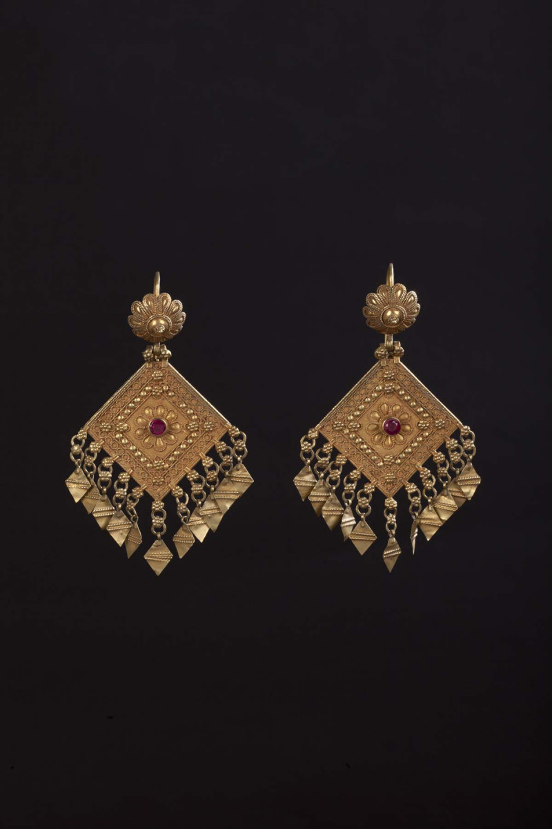 Orecchini in oro "Pandadi". Gujarat, India