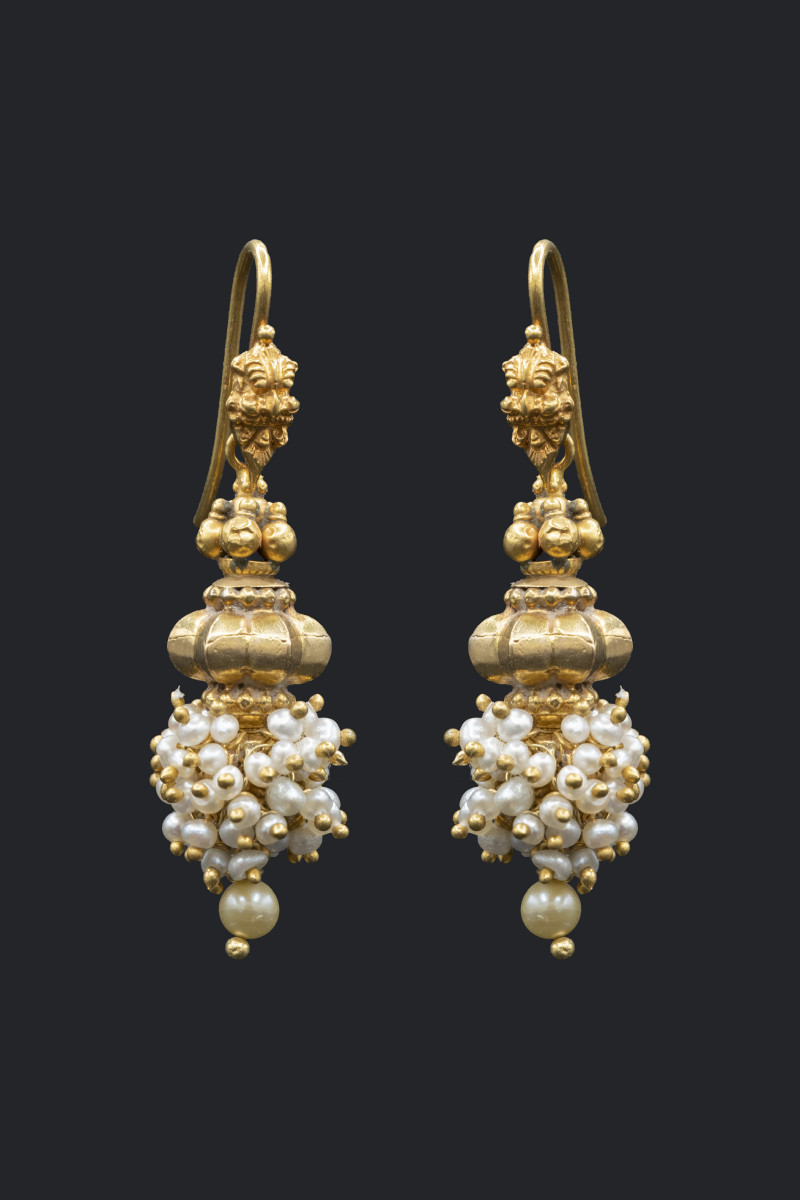Orecchini in oro con micro perle. India